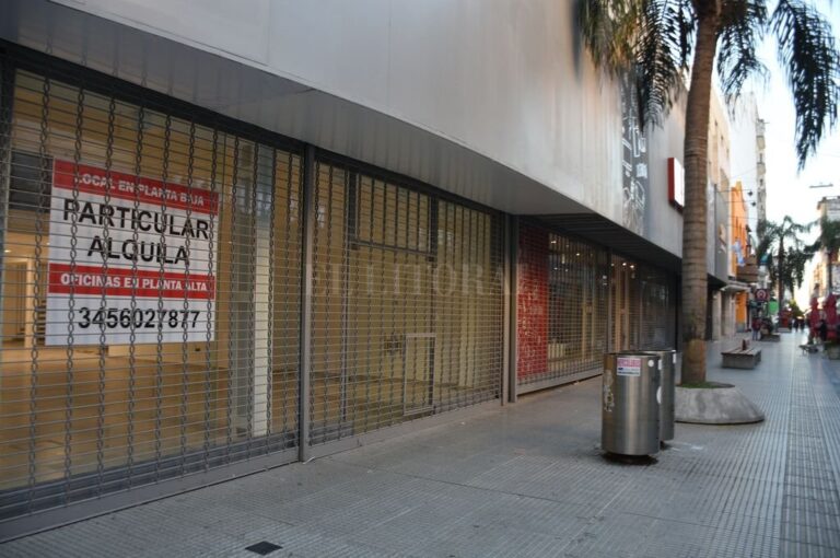 Más de 130 locales están vacíos sobre la peatonal Manuel Fabatía