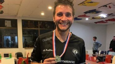 El concordiense con la medalla del ascenso. Jugará la Premier League de Nueva Zelanda.