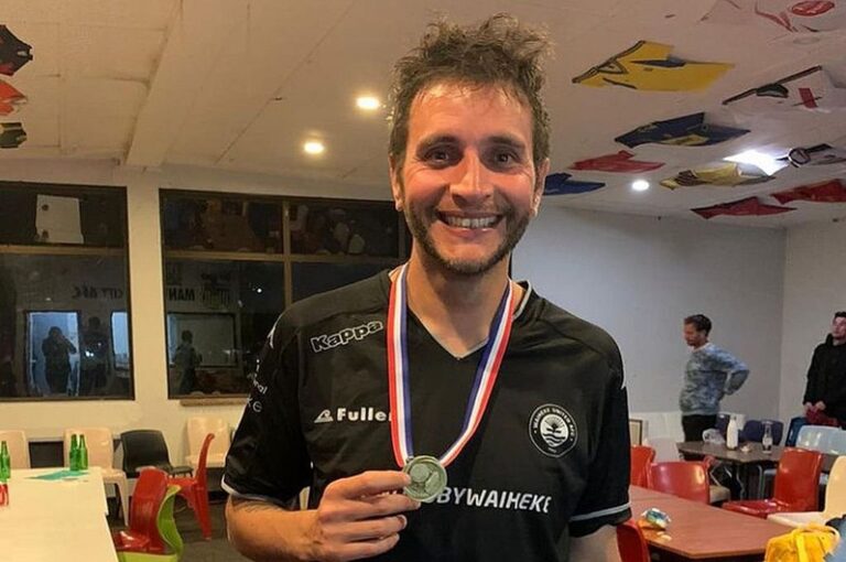 El concordiense con la medalla del ascenso. Jugará la Premier League de Nueva Zelanda.