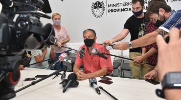 El centro de las miradas. El ministro de Trabajo aclaró este lunes en conferencia de prensa las controversias generadas luego de la filtración de los decretos sobre la paritaria. Flavio Raina
