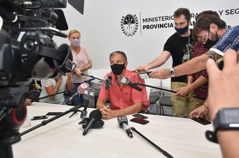 El centro de las miradas. El ministro de Trabajo aclaró este lunes en conferencia de prensa las controversias generadas luego de la filtración de los decretos sobre la paritaria. Flavio Raina