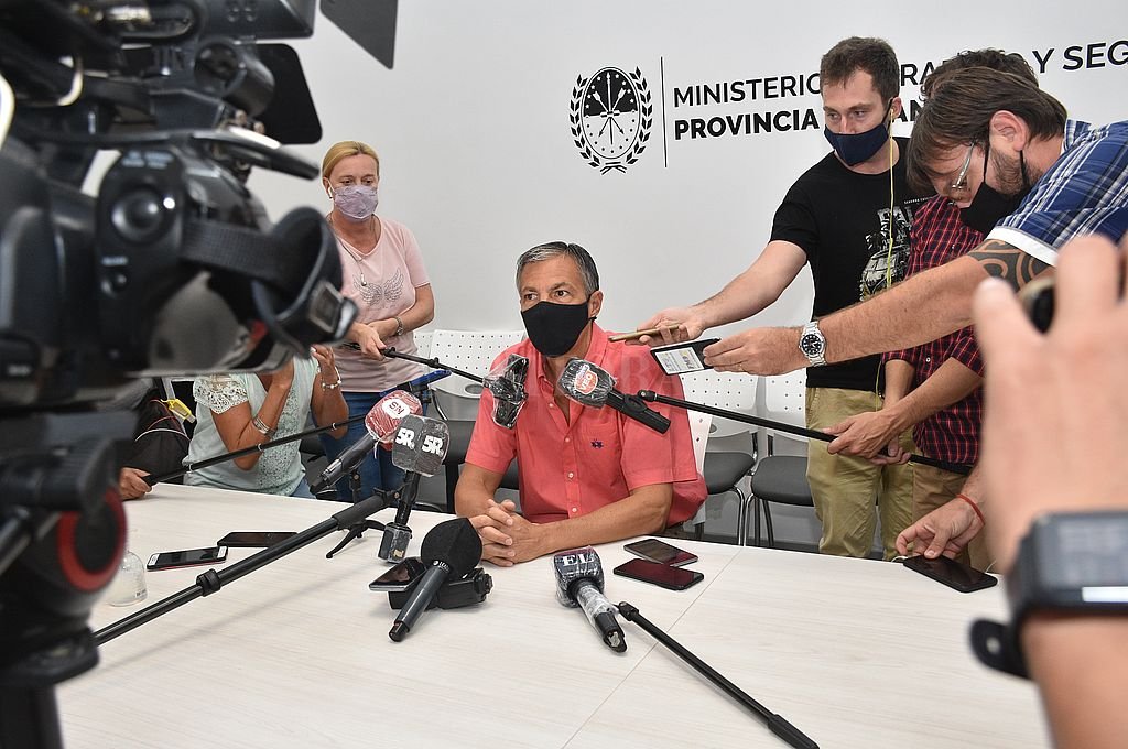 El centro de las miradas. El ministro de Trabajo aclaró este lunes en conferencia de prensa las controversias generadas luego de la filtración de los decretos sobre la paritaria. Flavio Raina