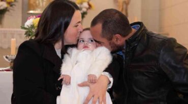 María Emilia y Rafael exteriorizan en sus miradas todo el amor hacia la pequeña Helena