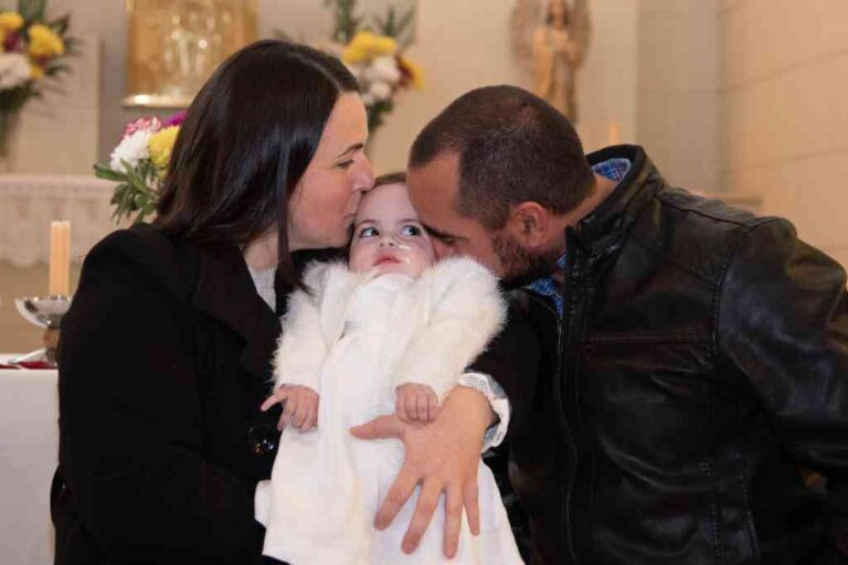 María Emilia y Rafael exteriorizan en sus miradas todo el amor hacia la pequeña Helena