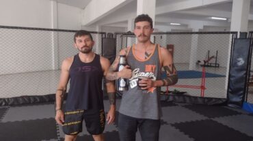 Bruno Sosa en su flamante gimnasio. Junto a él está Enrique Quiroga