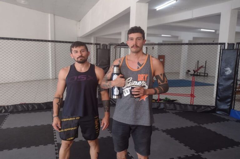Bruno Sosa en su flamante gimnasio. Junto a él está Enrique Quiroga