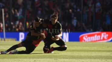 El abrazo de Garcés y Delgado con Lértora luego de su gol ante Estudiantes