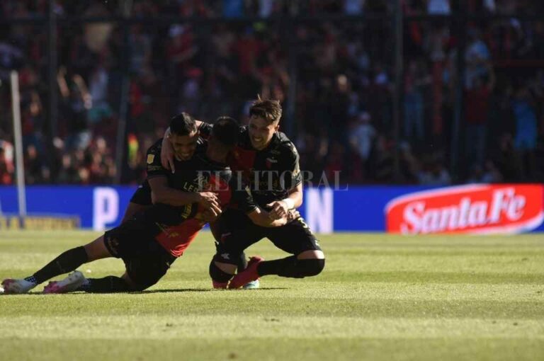 El abrazo de Garcés y Delgado con Lértora luego de su gol ante Estudiantes