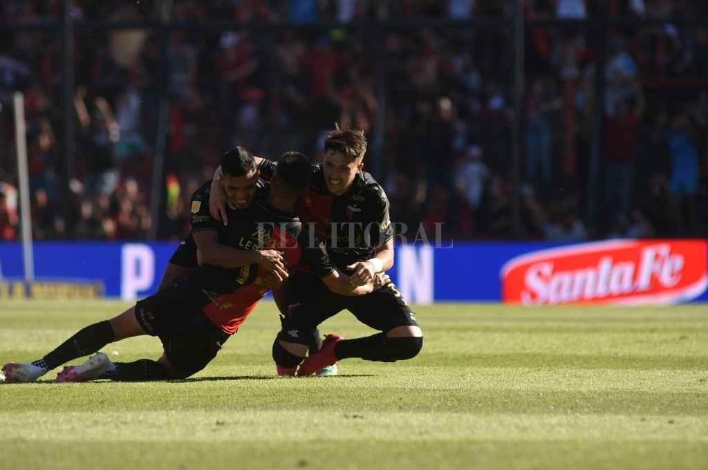 El abrazo de Garcés y Delgado con Lértora luego de su gol ante Estudiantes