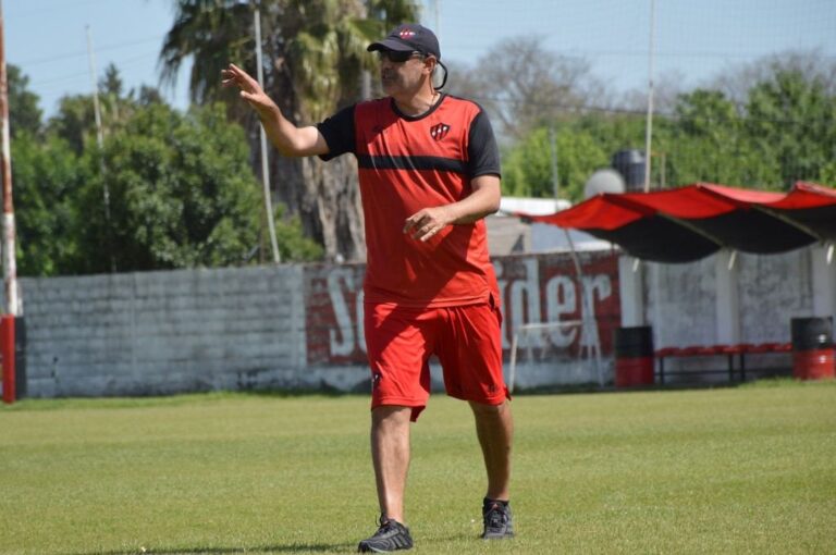 Patronato e Iván Delfino saben que deben volver al triunfo ante el Sabalero.