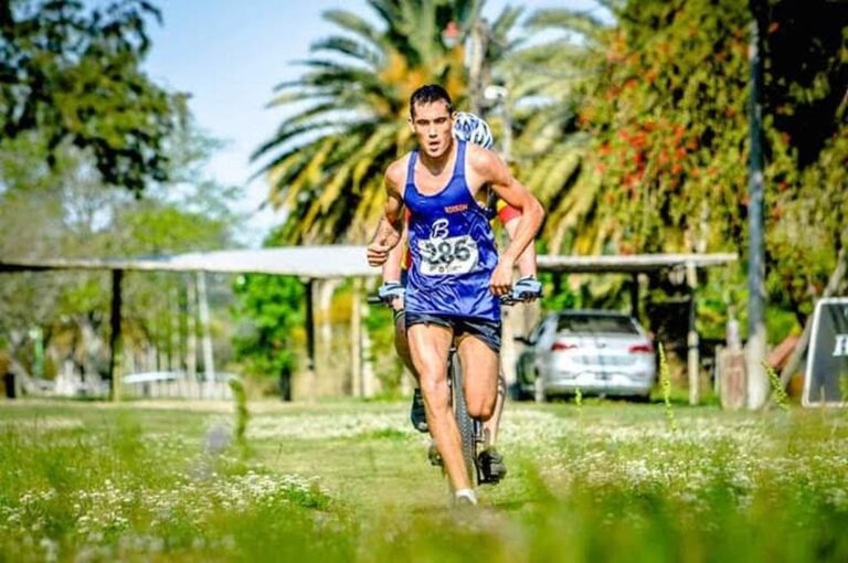 Recolecta basura y es una de las figuras del atletismo. Ejemplo como pocos.