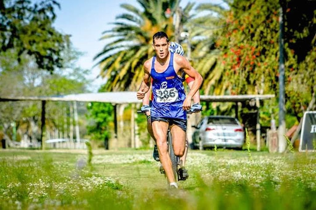 Recolecta basura y es una de las figuras del atletismo. Ejemplo como pocos.