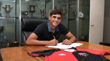 El joven delantero oriundo de Rafaela fue el héroe de la necesaria victoria ante Independiente el domingo y el lunes firmó contrato profesional por tres años. 'Siento mucha felicidad'