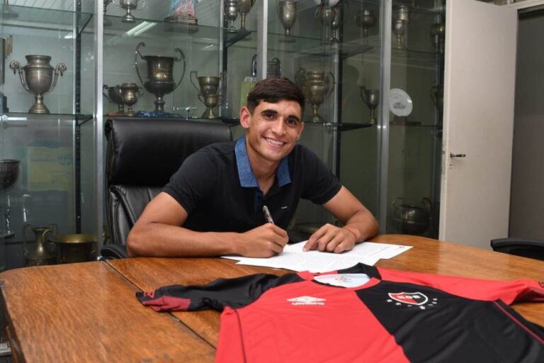 El joven delantero oriundo de Rafaela fue el héroe de la necesaria victoria ante Independiente el domingo y el lunes firmó contrato profesional por tres años. 'Siento mucha felicidad'