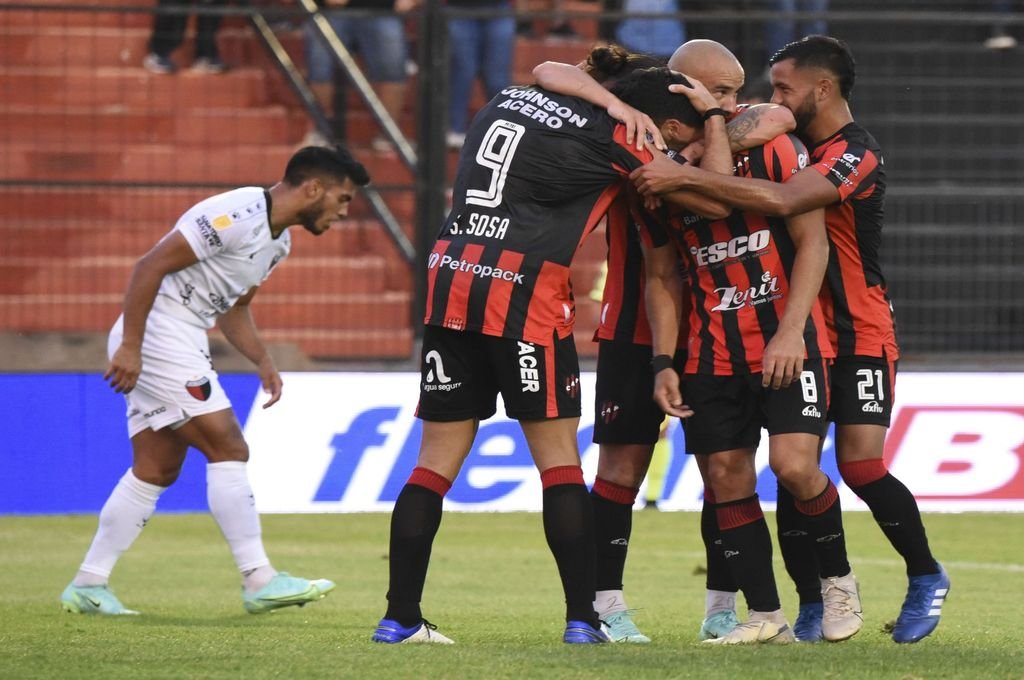 El primer abrazo de Patronato tras una larga sequía sin triunfos.