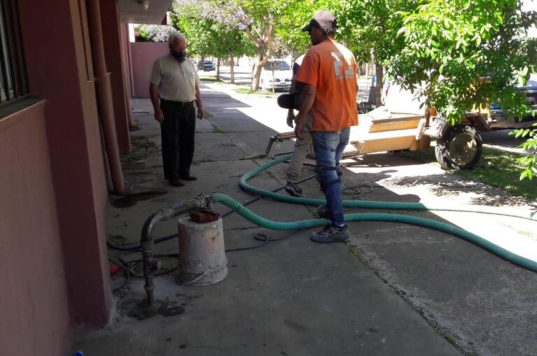 Bomberos Voluntarios de Sastre pusieron manos a la obra y comenzaron con las tareas de refacción del cuartel. Gentileza.