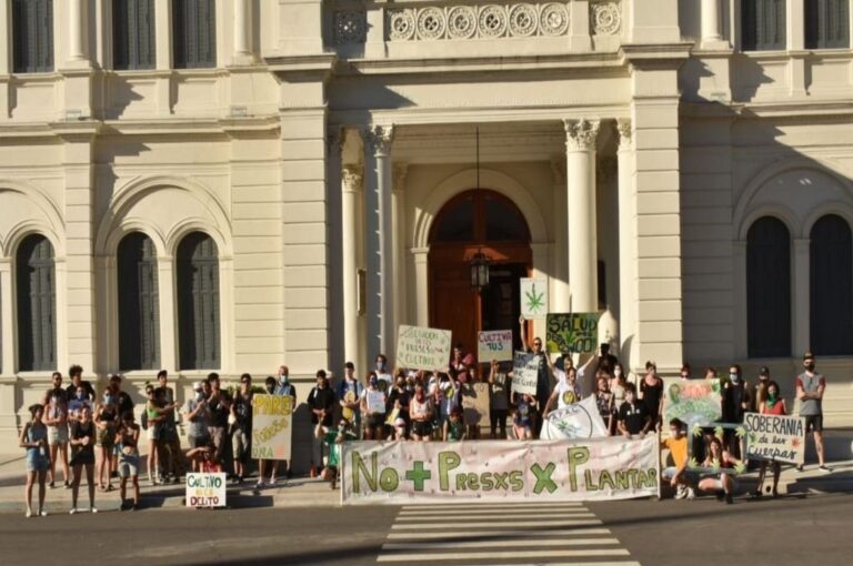 Activistas por la marihuana frente a Casa de Gobierno de Entre Ríos
