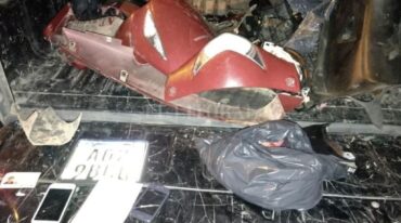 La moto y parte del material secuestrado a los sospechosos El Litoral