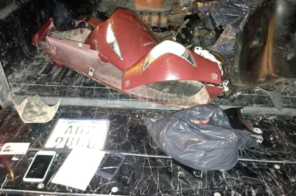 La moto y parte del material secuestrado a los sospechosos El Litoral