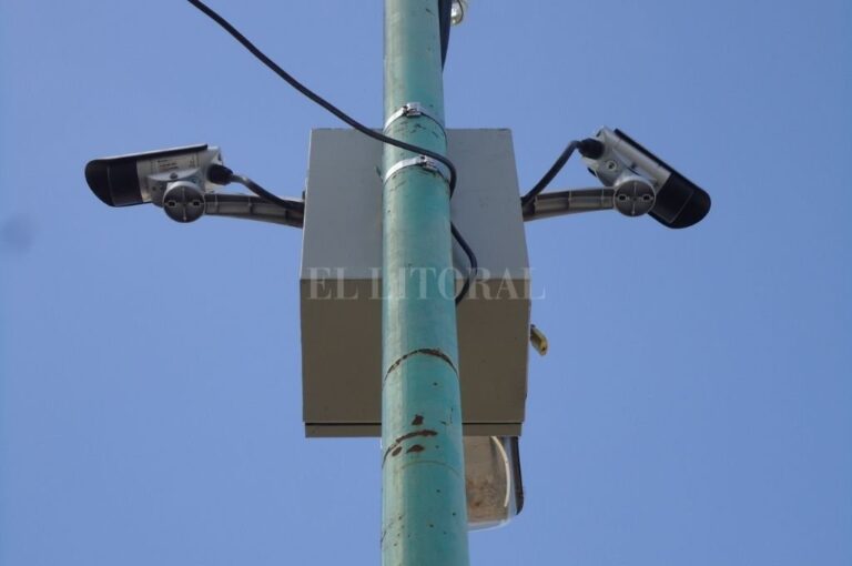 El video no permite ver el rostro del agresor porque se encuentra de espaldas a la cámara. Archivo El Litoral