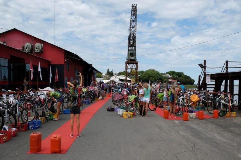 El impactante escenario del parque cerrado en el puerto paceño volverá a montarse en enero próximo. Triatlón de La Paz