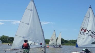 Largada de la regata de Optimist en la Playa del Paraná Rowing Club.
