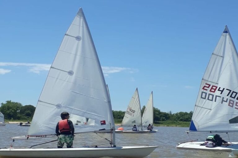Largada de la regata de Optimist en la Playa del Paraná Rowing Club.