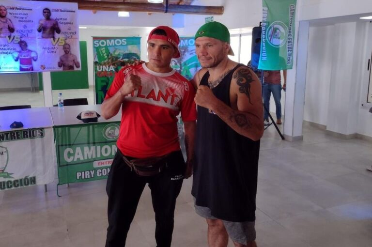 Carabajal y Mansilla tras el pesaje. Ambos púgiles se mostraron respetuosos con el rival.