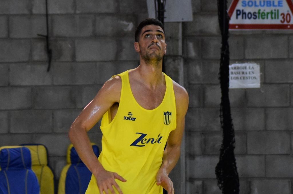 Julián López versión 2021-2022. Quiere seguir aportando al crecimiento del representante entrerriano. Prensa Paracao Vóley