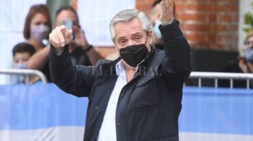 El presidente llegó a votar acompañado de Fabiola Yáñez Télam