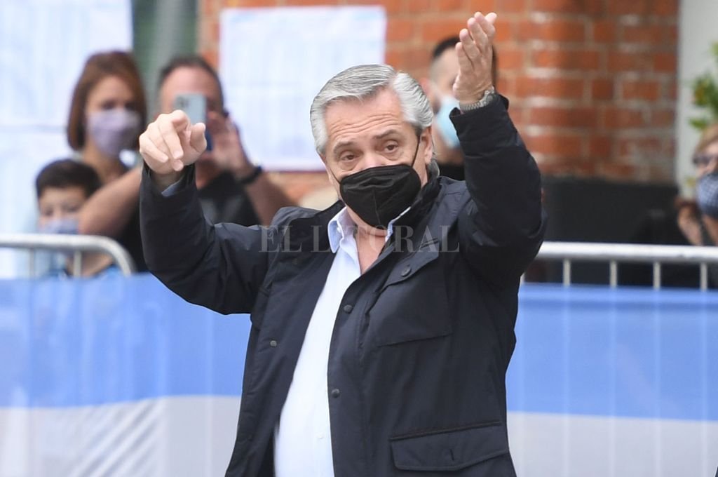 El presidente llegó a votar acompañado de Fabiola Yáñez Télam