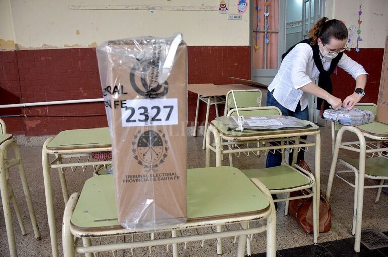 Las escuelas prestan parte de su personal y mobiliario para el desarrollo de las elecciones generales de este 14 de noviembre de 2021.  Flavio Raina