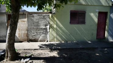 Al menos dos personas que se movilizaban en una moto