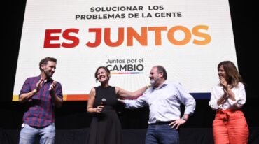 Los candidatos de Juntos para el Concejo de Rosario saludan en el búnker tras los comicios. Marcelo Manera.