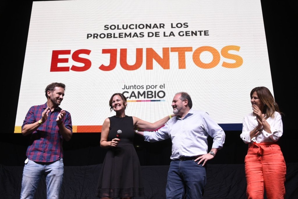 Los candidatos de Juntos para el Concejo de Rosario saludan en el búnker tras los comicios. Marcelo Manera.
