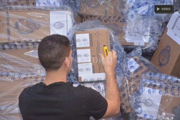 En la mañana de este lunes comenzó la descarga de las urnas en la Secretaría Electoral. Flavio Raina