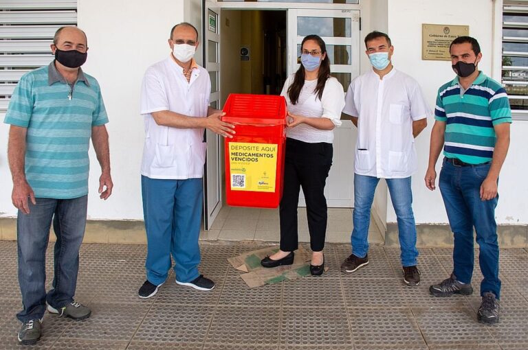 La Secretaría de Relaciones con la Comunidad hizo entrega del primer cesto para medicamento vencidos. Gentileza Municipalidad de General Ramírez