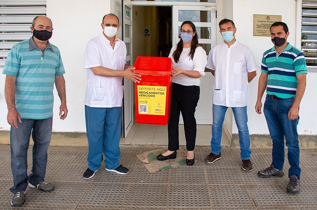 La Secretaría de Relaciones con la Comunidad hizo entrega del primer cesto para medicamento vencidos. Gentileza Municipalidad de General Ramírez