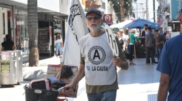 "Mandarina mandarina". El concejal electo por el Frente Mejor en la Peatonal santafesina. Flavio Raina