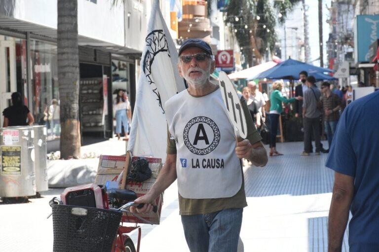 "Mandarina mandarina". El concejal electo por el Frente Mejor en la Peatonal santafesina. Flavio Raina