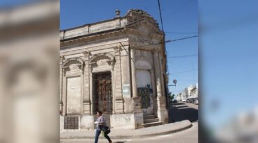 Las fachadas de las viviendas comprenden el sobrio lenguaje italianizante