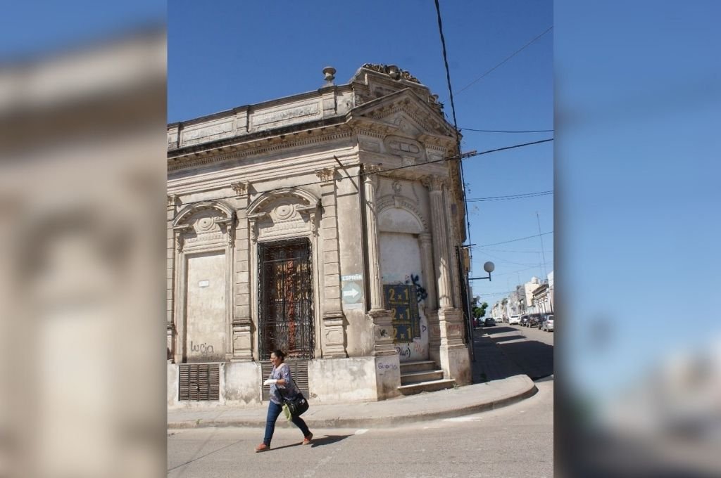 Las fachadas de las viviendas comprenden el sobrio lenguaje italianizante