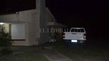 Los delincuentes rompieron las puertas del frente y del garaje de la vivienda particular donde estaba la pareja