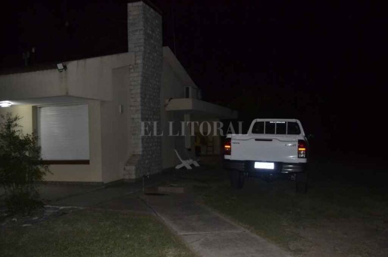 Los delincuentes rompieron las puertas del frente y del garaje de la vivienda particular donde estaba la pareja