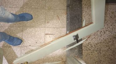 La puerta de ingreso a la casa de Román quedó destrozada. El animador tuvo que improvisar con palets de madera otra puerta para poder pasar la noche. Gentileza