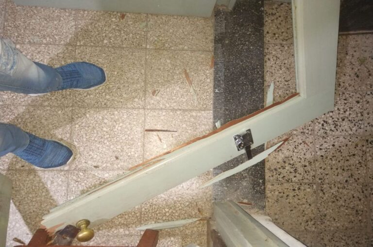 La puerta de ingreso a la casa de Román quedó destrozada. El animador tuvo que improvisar con palets de madera otra puerta para poder pasar la noche. Gentileza