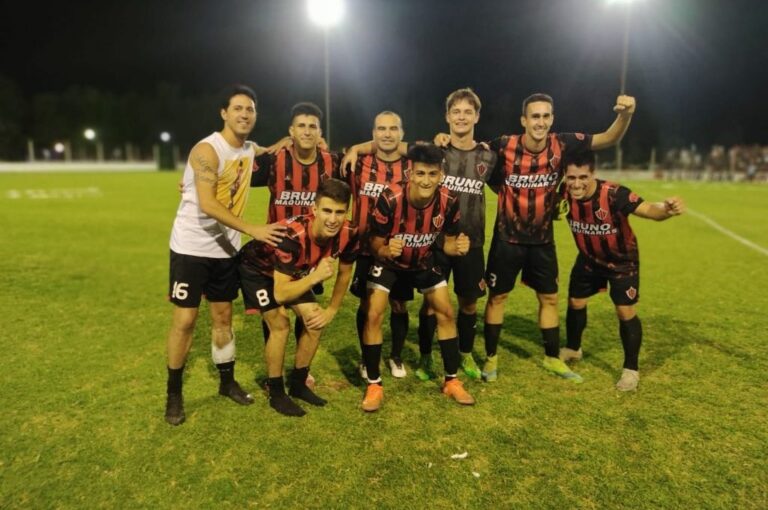 El festejo de algunos jugadores de San Martín (Carlos Pellegrini). Gentileza.