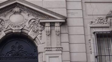 La capital entrerriana cuenta con una serie de señoriales edificios donde se aprecia la firma de sus constructores y/o arquitectos.
