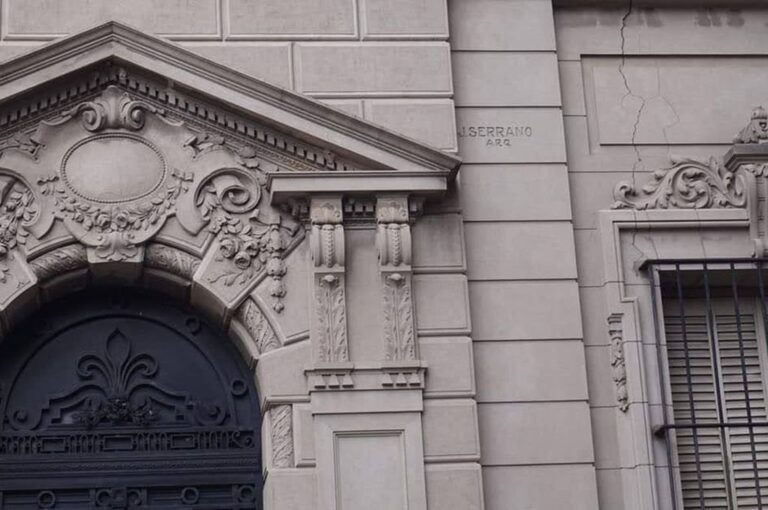 La capital entrerriana cuenta con una serie de señoriales edificios donde se aprecia la firma de sus constructores y/o arquitectos.