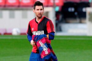 El festejo de Messi con la rojinegra de Newell´s que usó Maradona Gentileza